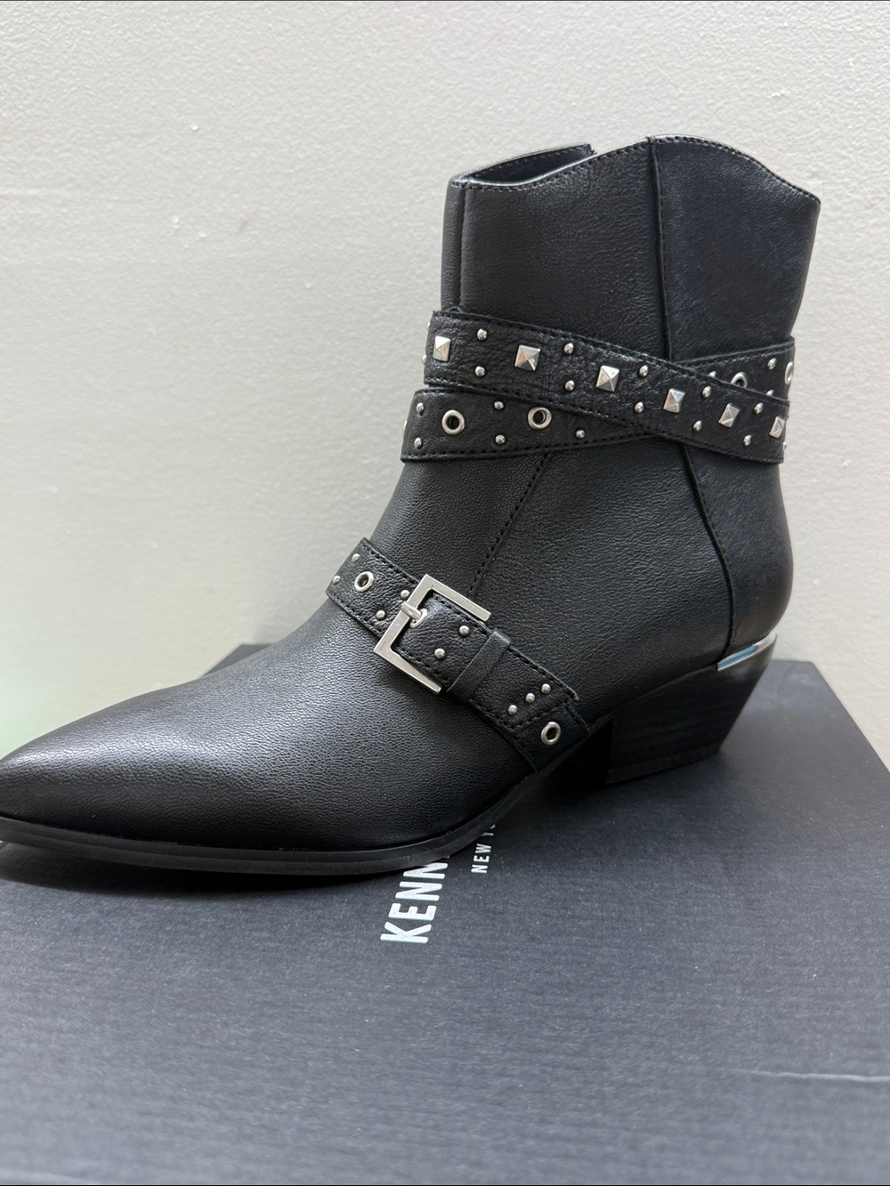Kenneth Cole CHEYENNE STUD Black Leather Buckle Ankle Booties SZ 6M NEW